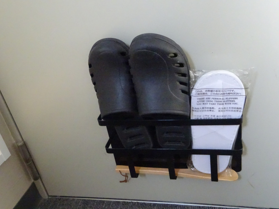 スリッパは使い捨てもあり。これは使い捨て一択かな(;^_^A