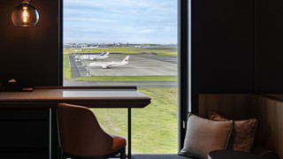 スタンダード ダブルルーム キングベッド 1 台 禁煙 エアポートビュー (2名利用)