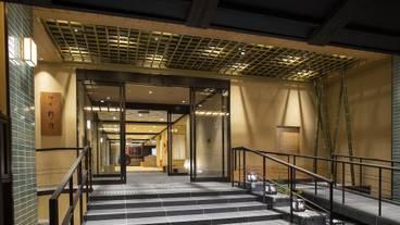 施設の正面 (日没後) / 5