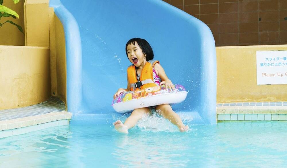 スライダー付き屋内プール / 1