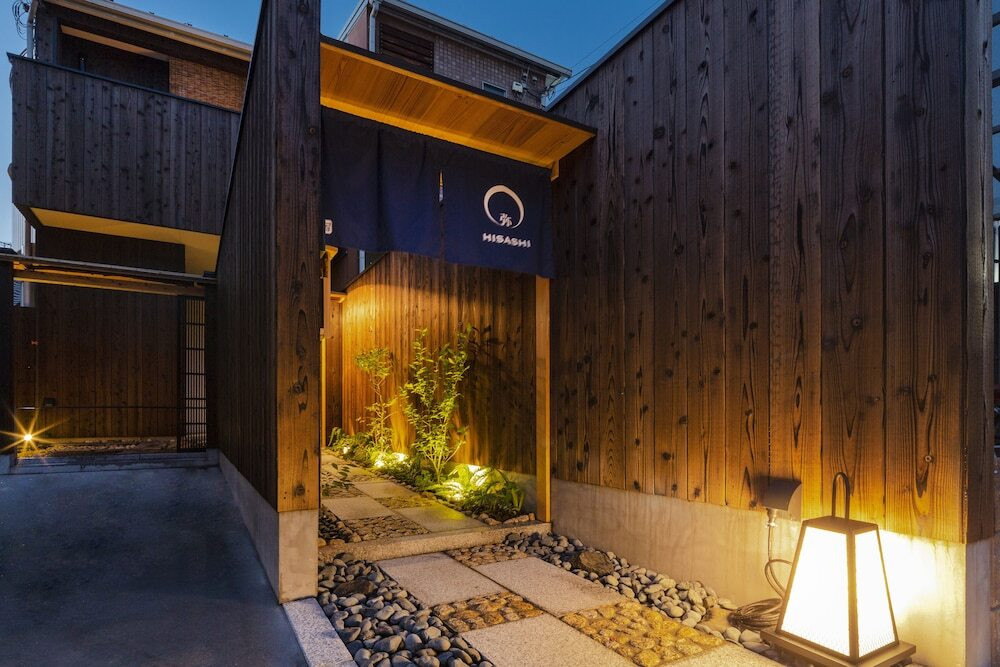 施設の正面 (日没後)