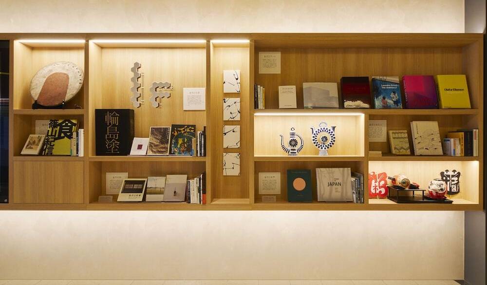 本を読みながら一息ついて / 4