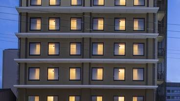 施設の正面 (日没後) / 4