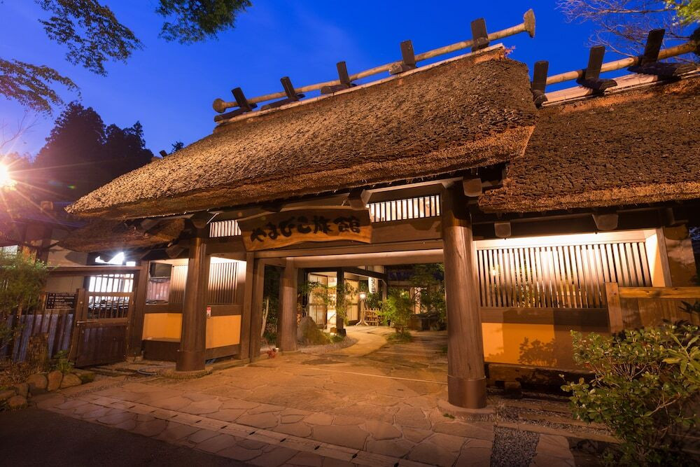 施設の正面 (日没後)