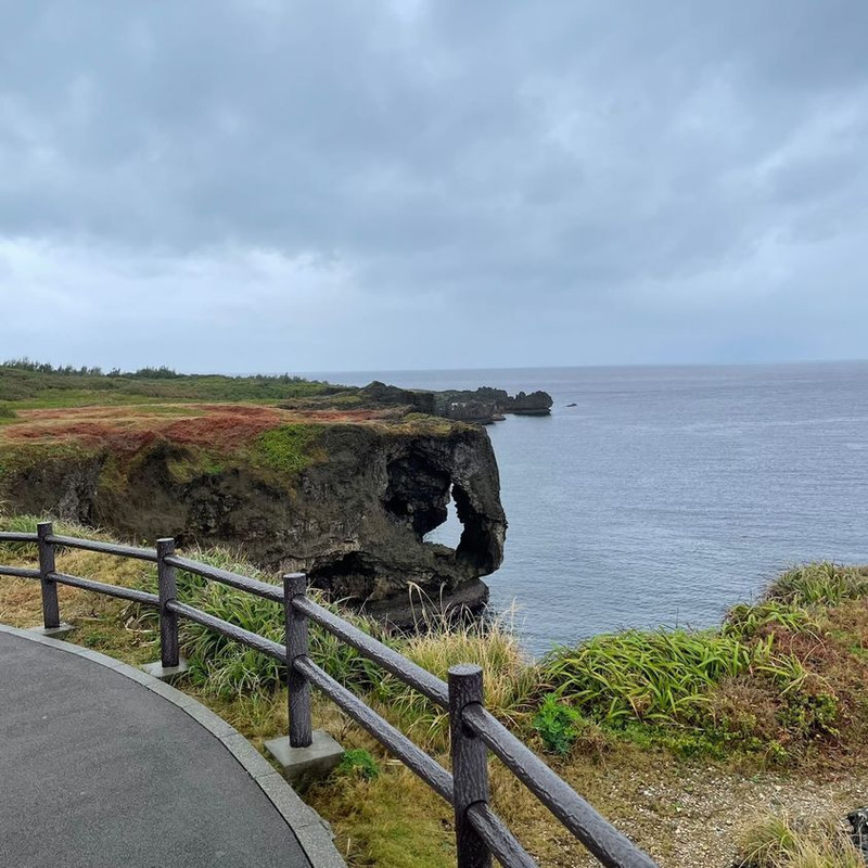 「万座毛」。ゾウの鼻のようにみえる位置が人気の撮影スポット / 1
