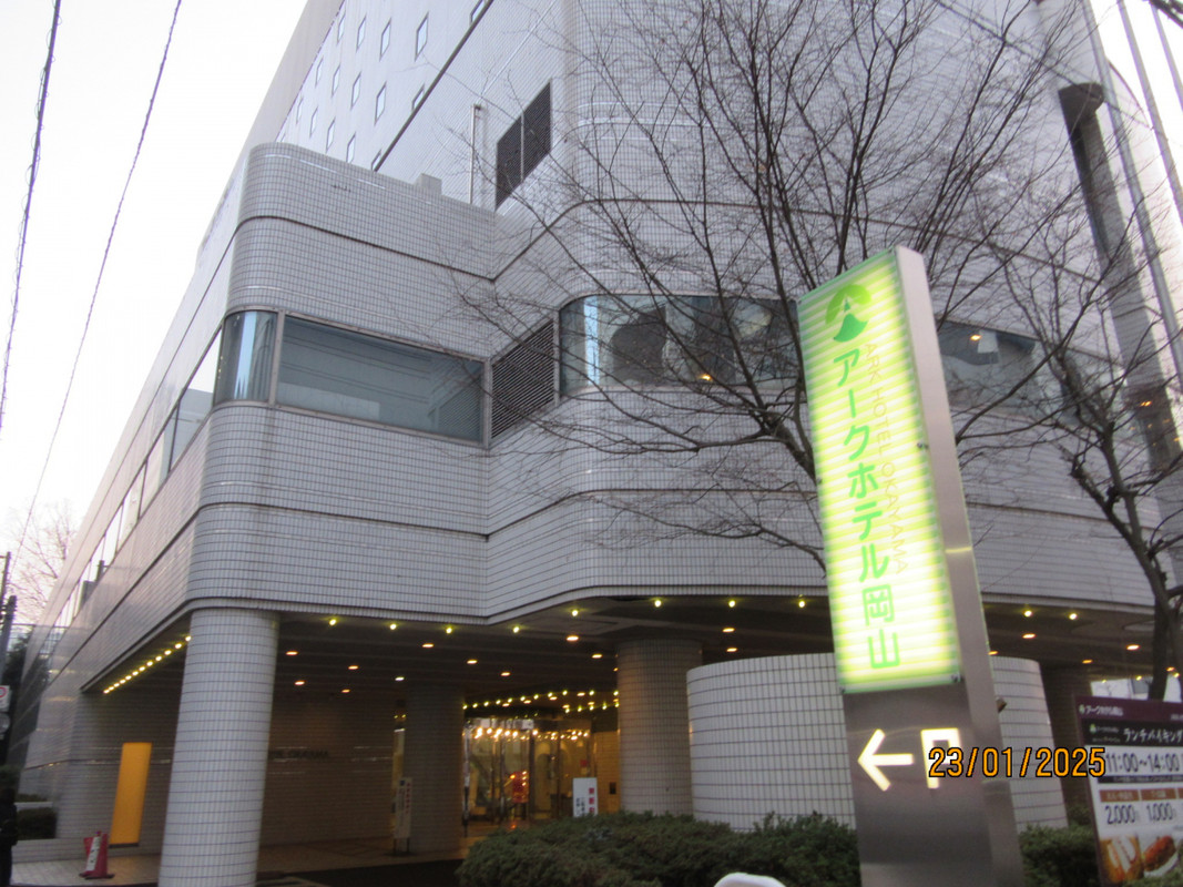 巨大なホテルの外観。