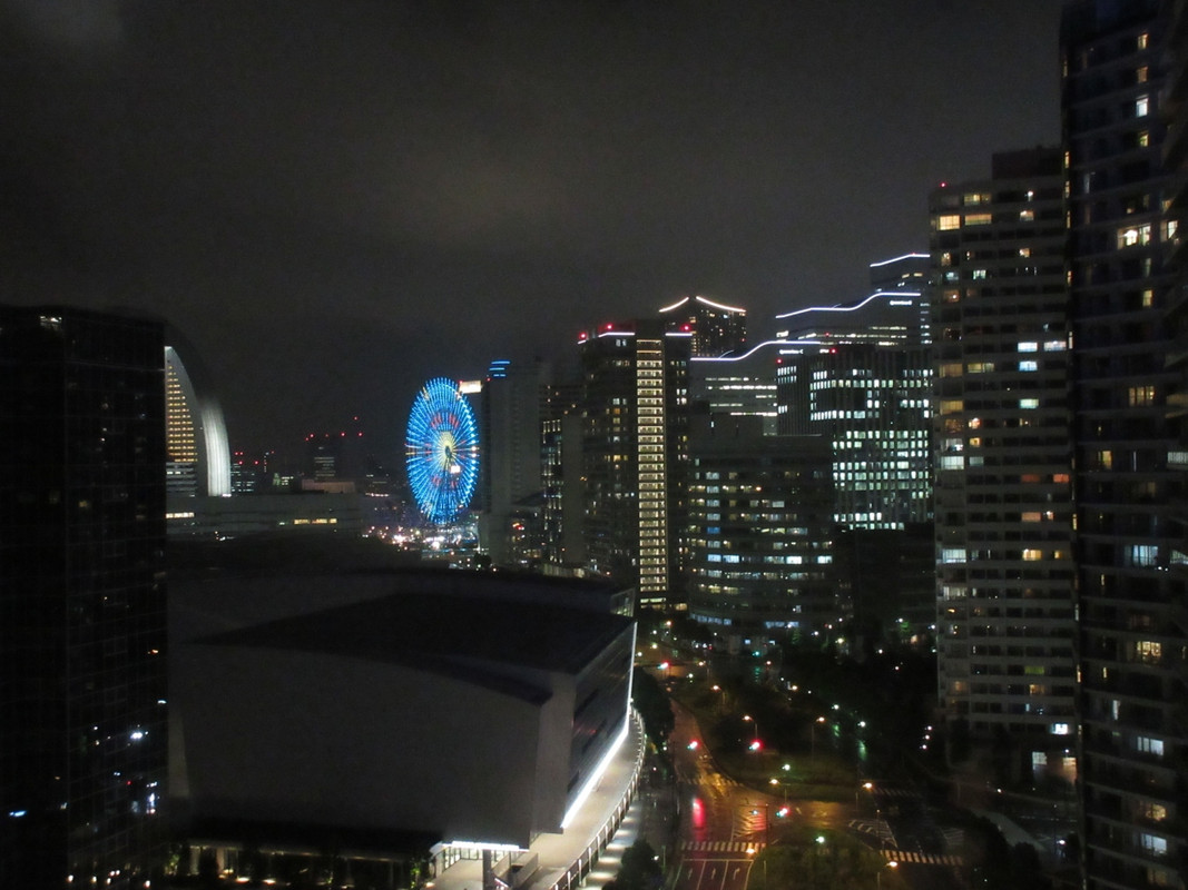 客室窓から見るみなとみらいの夜景