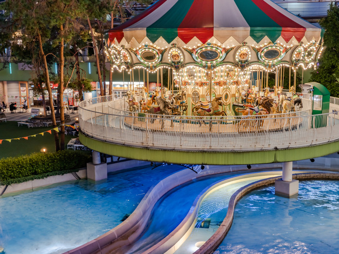 水の上に浮かぶように作られていてとってもきれい！暗くなってからライトアップされる様子も必見です