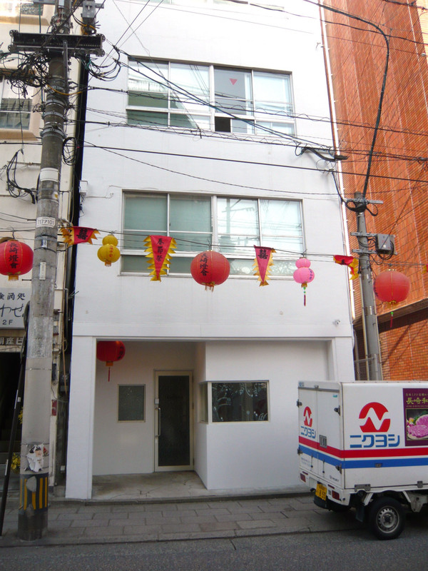 ５階建ての白いビル