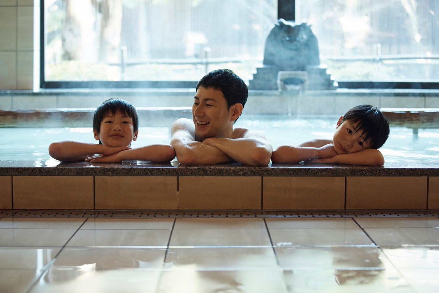 温泉に入る親子