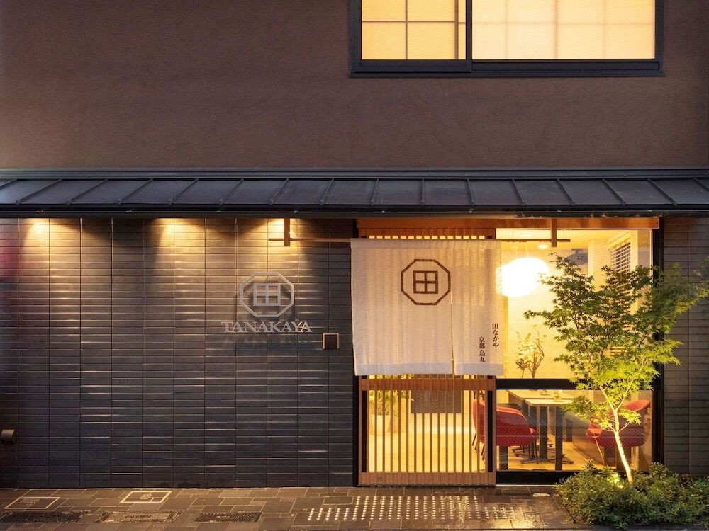 施設の正面 (日没後)