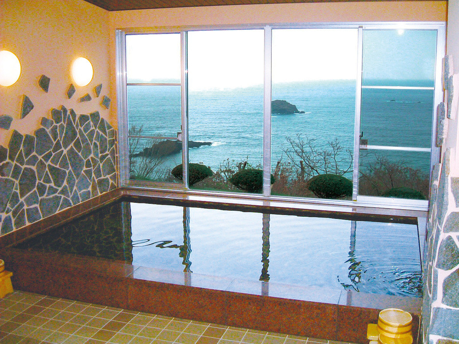 窓から見える「二ツ亀」は圧巻！佐渡最北端のホテル4232641