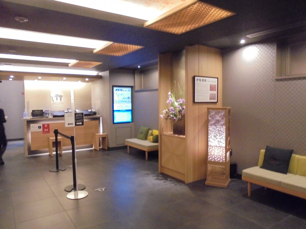 ロビー　フロントは奥に