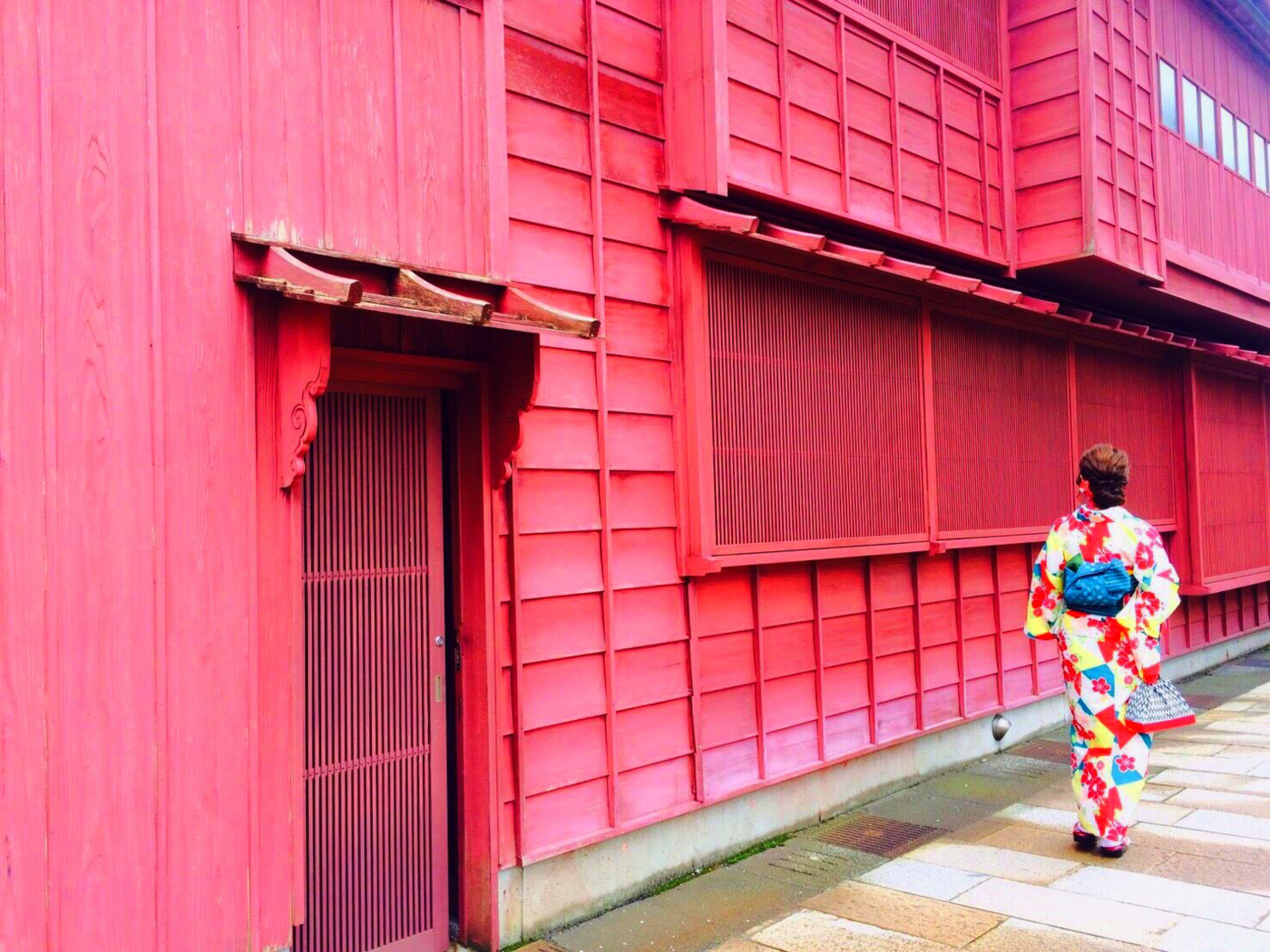 ひがし茶屋街で着物を着て撮りました。