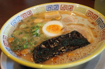 3.呼び戻しスープが決め手！「大砲ラーメン」1295775