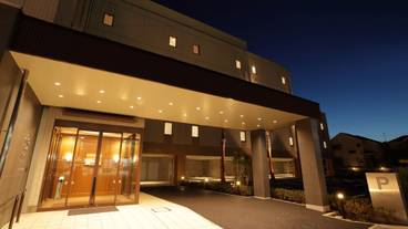 施設の正面 (日没後) / 1