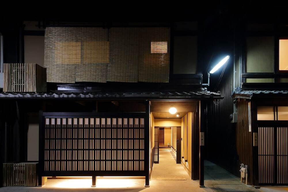 施設の正面 (日没後)