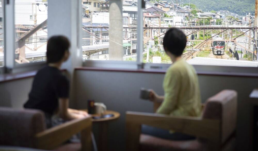 ホテル外観とJR尾道駅 / 1