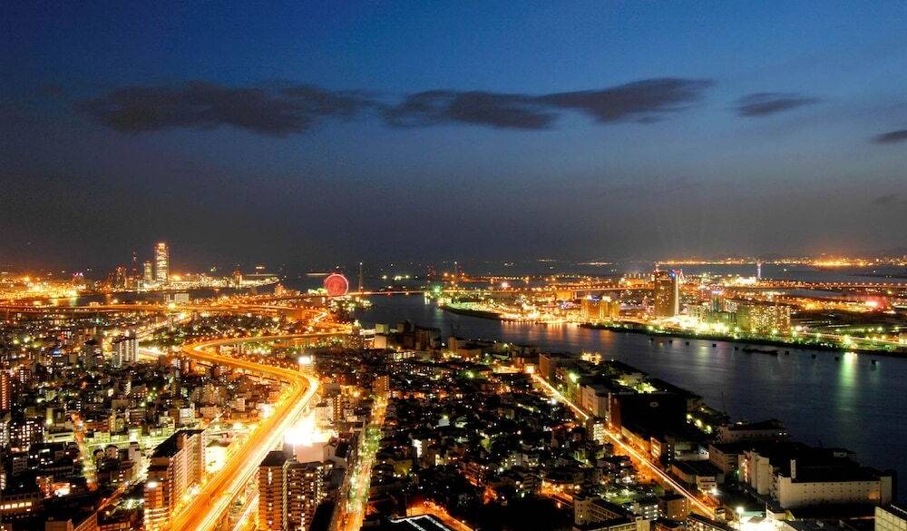 夜景を見ながら
客室で家族と過ごす / 1