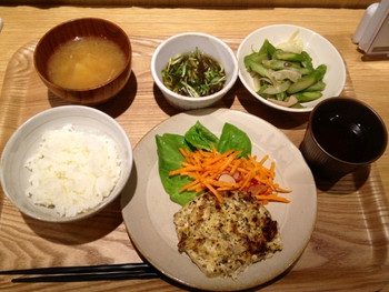 「丸の内タニタ食堂」 料理 14460216 カジキと椎茸のマヨネーズ焼き定食、470kcal、¥900。