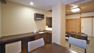 客室内のダイニングエリア / 13