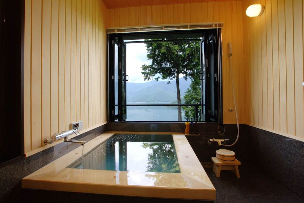 木のぬくもりたっぷりな温泉宿で河口湖ビューに癒やされて3910565