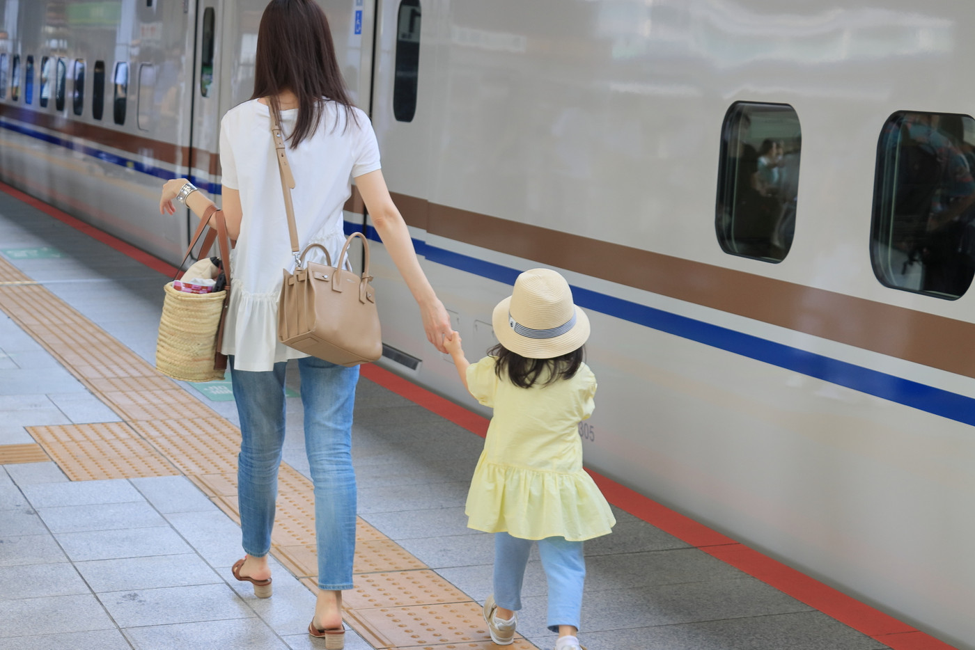 新幹線ホームの家族　帰省するファミリー　駅の風景　帰省客