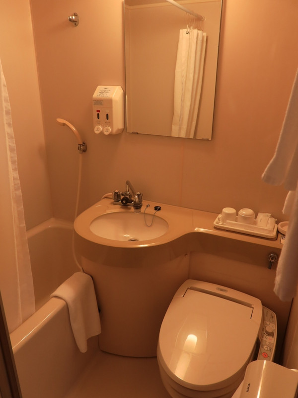 浴槽がやや狭いバスルーム