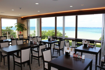 「セブン カラーズ石垣島」 内観 59427941 テーブル席からも美ら海が一望いただけま～す♪