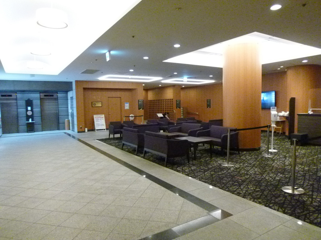 明るく広いロビーです