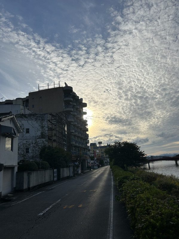 龍馬が泳いだという鏡川の前にあります