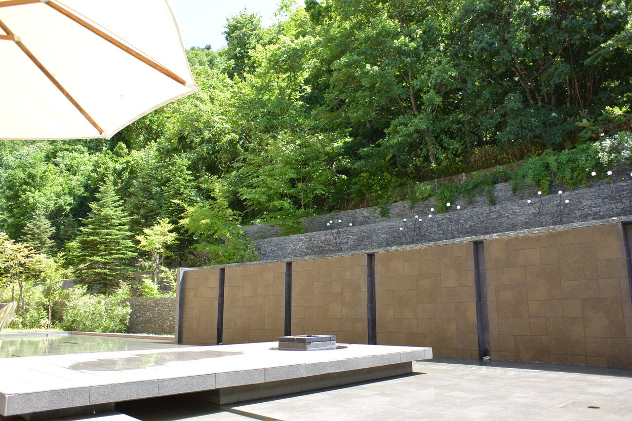 緑に囲まれたテラス969018