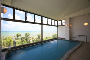 海を望む露天風呂付き展望大浴場