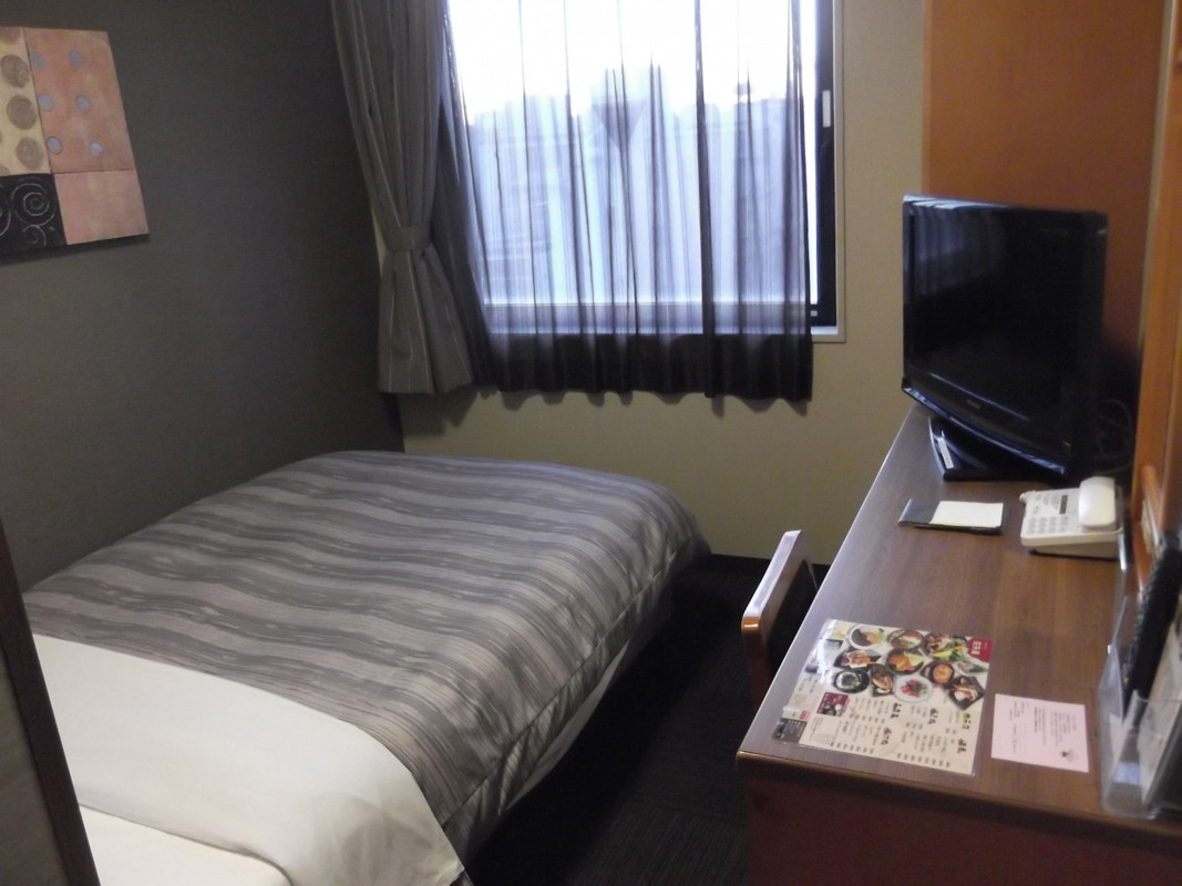 シンプル、道路側なので少し音が気になるかも