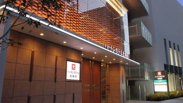施設の正面 (日没後) / 1
