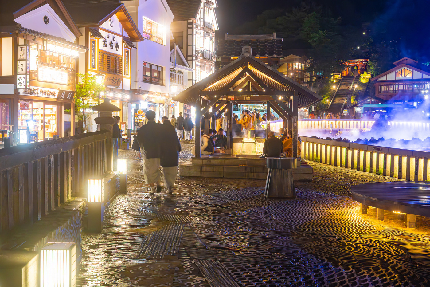 浴衣姿で手をつなぐカップルの後姿