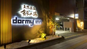 施設の正面 (日没後) / 11