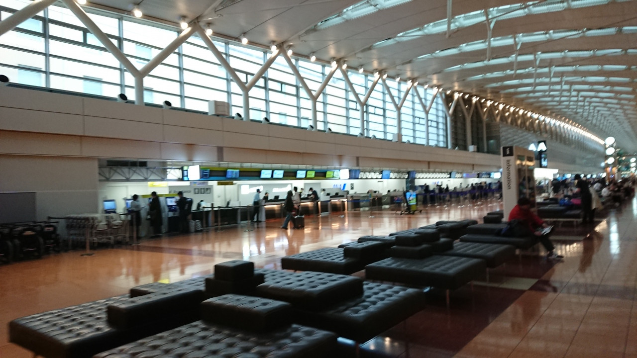 ホテルから最も近いチェックインカウンターはAIRDOである。