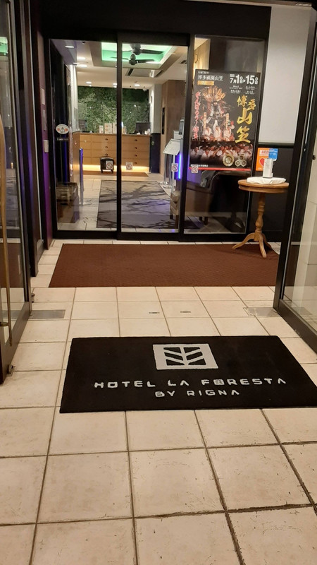 真っ直ぐ進めばフロントです