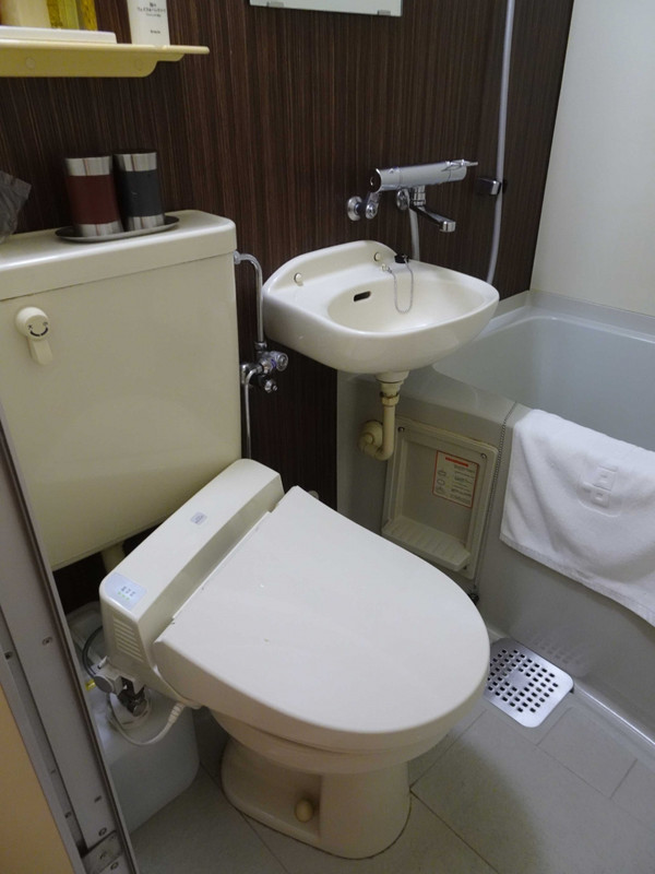 洗面台は本当小さいので、顔を洗うと水が飛び散ります。