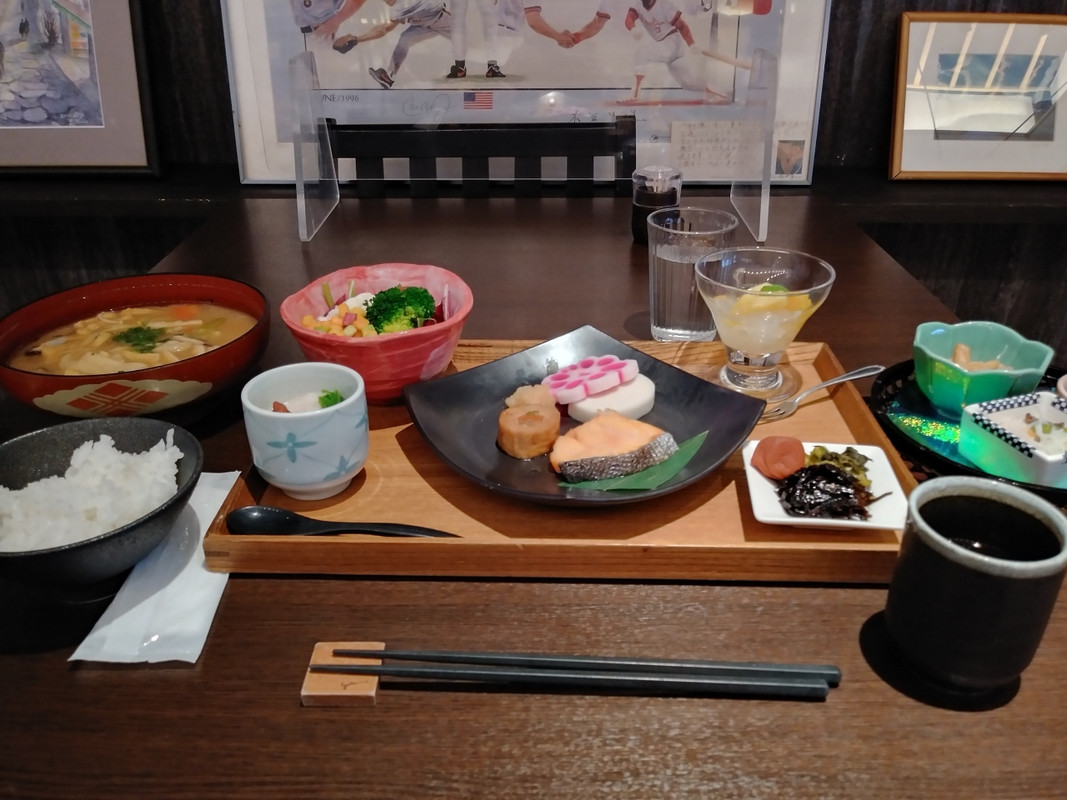 朝食の様子。非常に凝っていて、美味しかった。