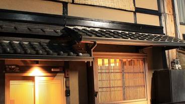 施設の正面 (日没後) / 1