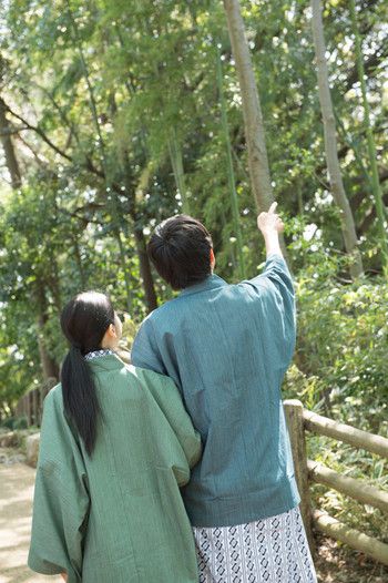 温泉旅行のカップル