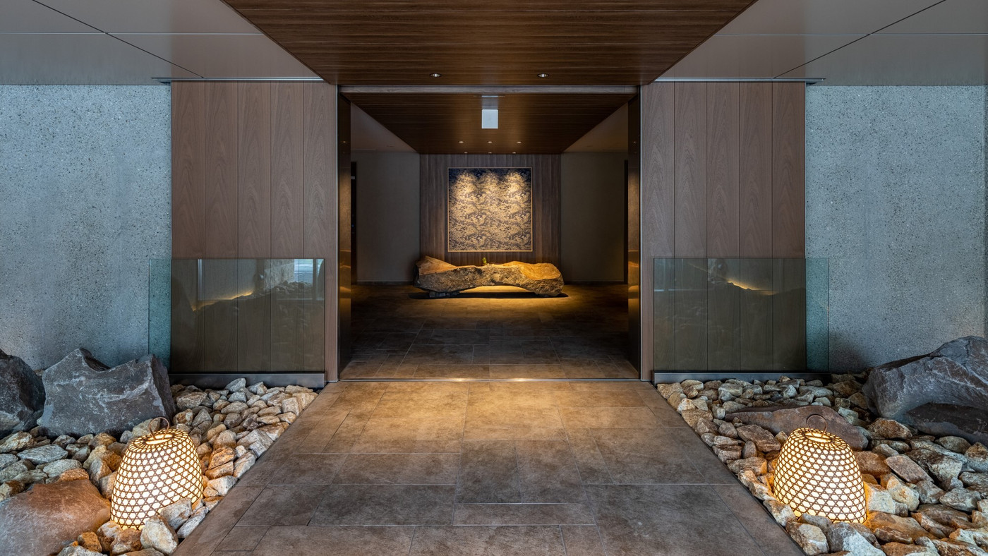 周囲の草木や岩を使った魅力的なインテリアに癒される4241762