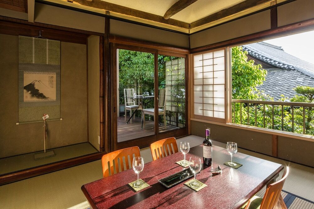 客室内のダイニングエリア