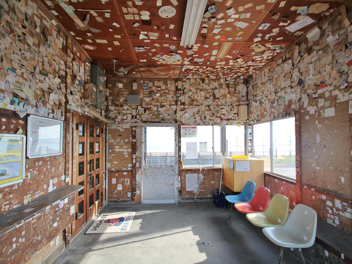 待合室には今まで訪れた人たちの名刺やメッセージがずらり。ひとつひとつ丹念に眺めていると胸が温かくなってきます