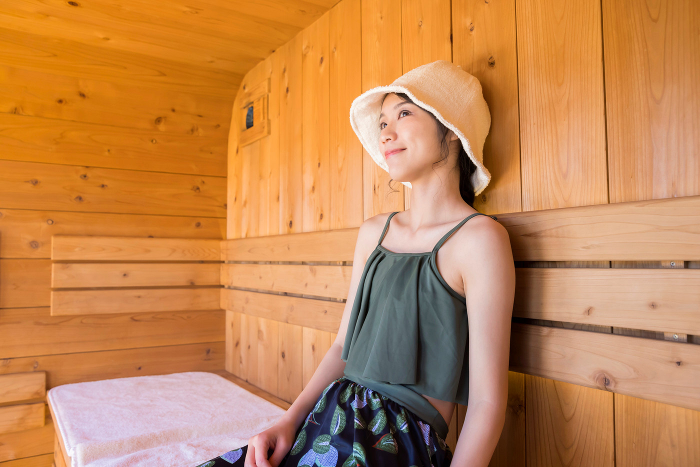 サウナハットをかぶってサウナに入るサウナ女子
