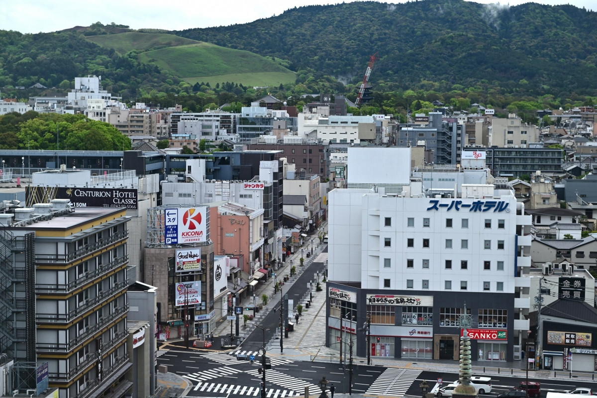 改修中の興福寺五重塔の横にクレーン。その左は若草山