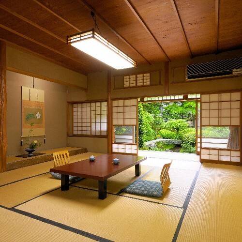 窓から四季を感じる
広々とした和室 / 2