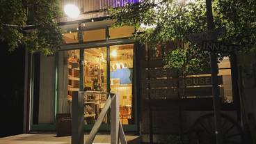 施設の正面 (日没後) / 7